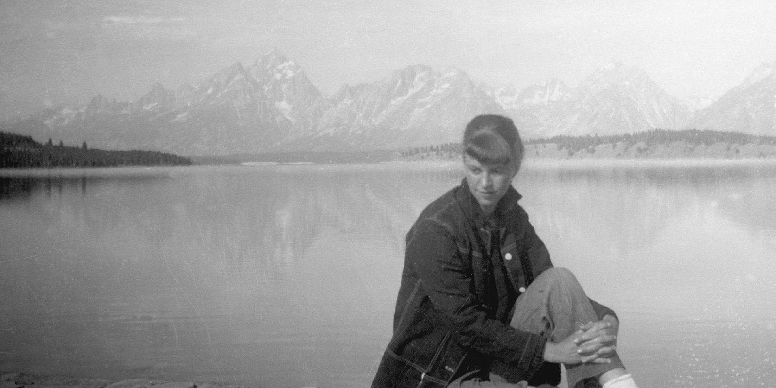 Сильвия Плат на озере Джексон, в национальном парке Гранд-Тетон, штат Вайоминг. Фото: Тед Хьюз / Smith College