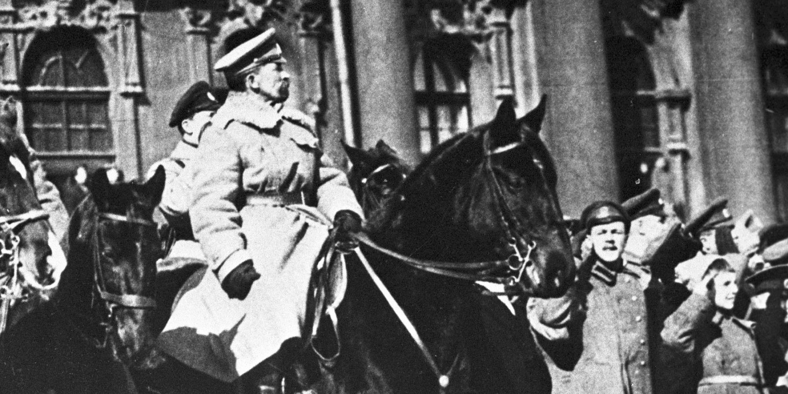 Верховный главнокомандующий Русской армии генерал Лавр Корнилов принимает парад на Дворцовой площади. Фото: РИА Новости