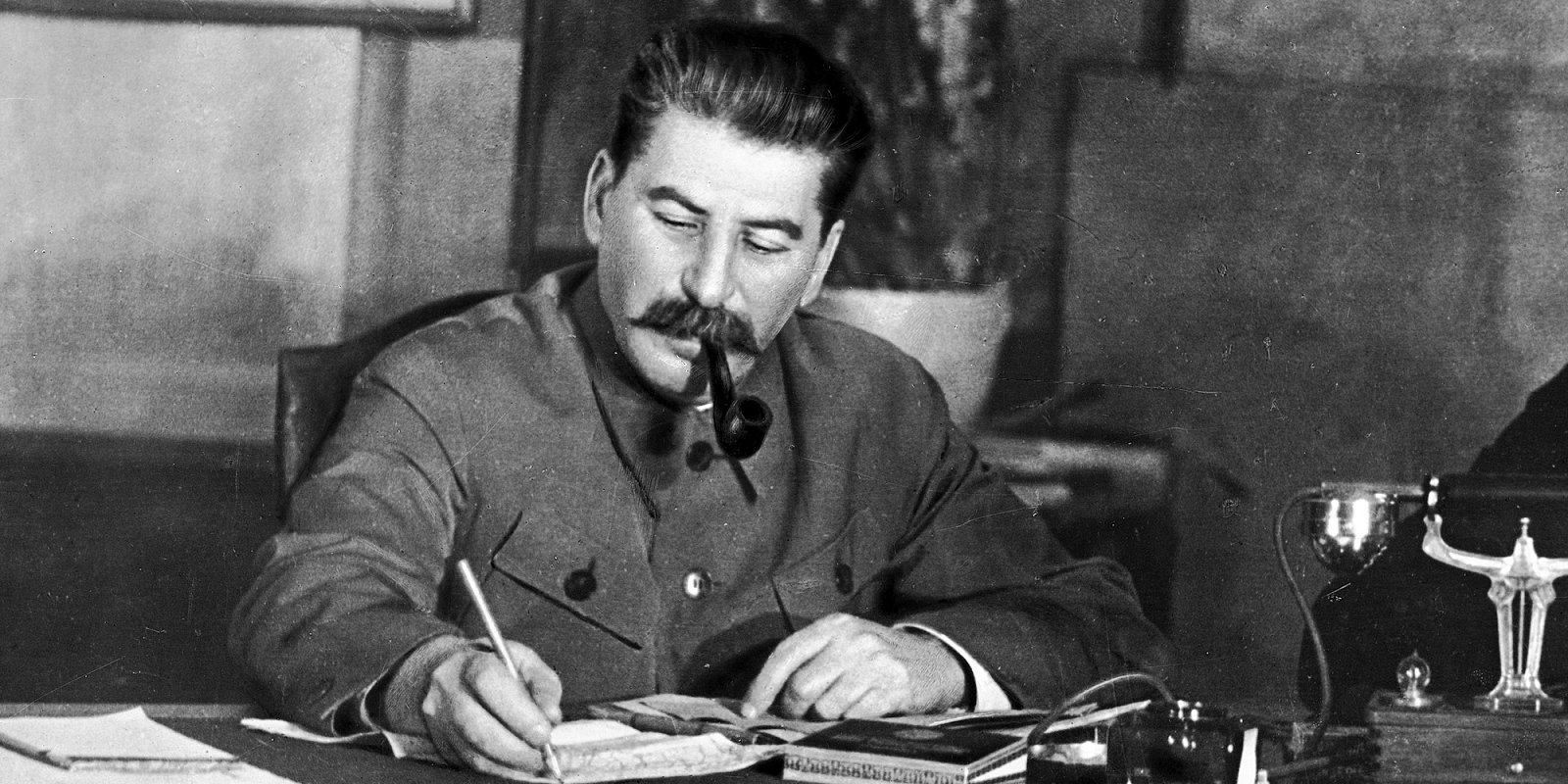 Генеральный секретарь ЦК ВКП (б) Иосиф Сталин в своем рабочем кабинете. Фото: РИА Новости