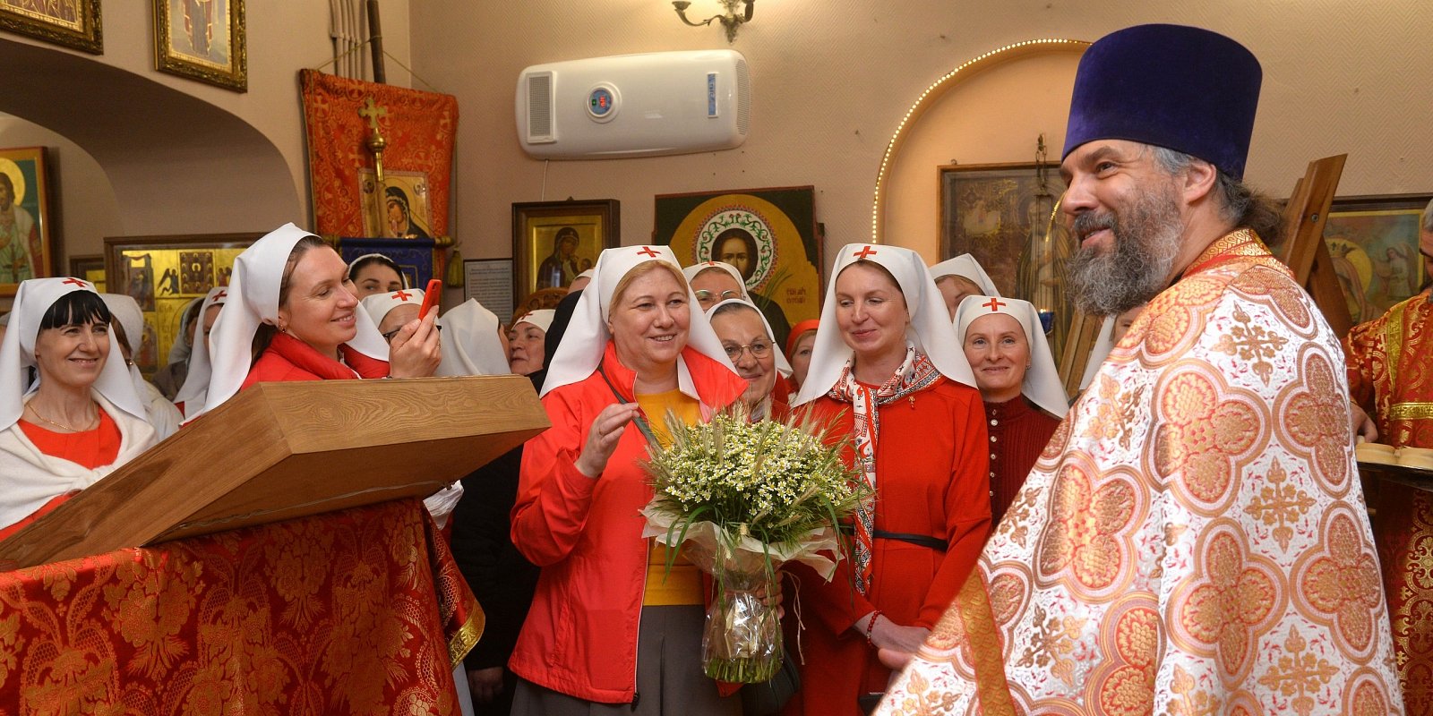Отец Евгений Попиченко с сестрами милосердия. Фото: vk.com/sobor_uspenie