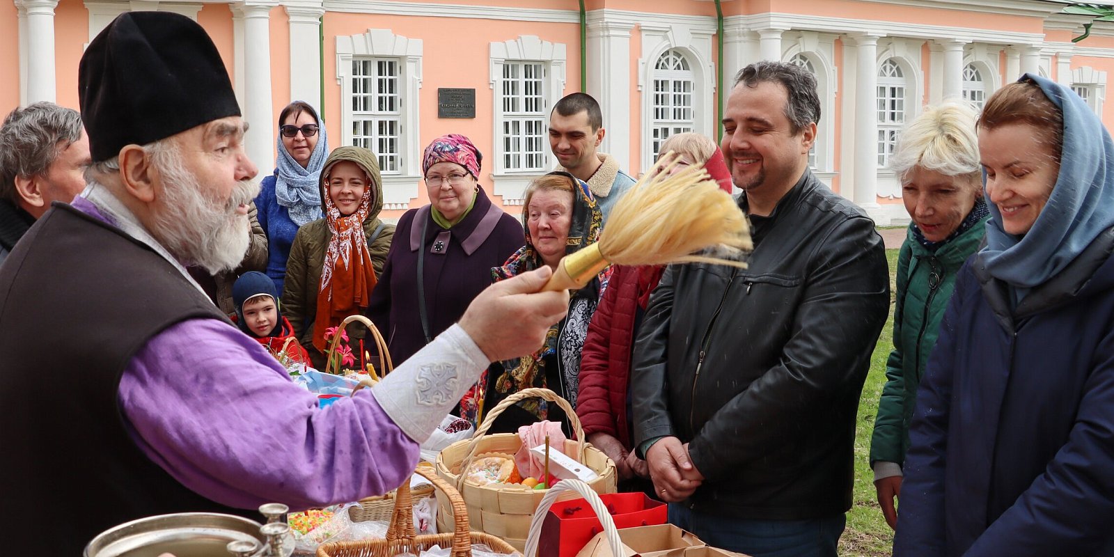 Освящение пасхальных куличей и яиц в храме Всемилостивого Спаса на территории музея-усадьбы «Кусково». Фото: Мобильный репортер / Агентство «Москва»