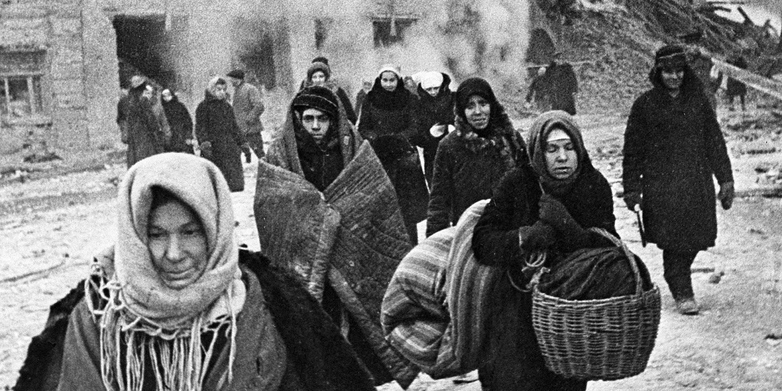 Жители блокадного Ленинграда выходят из бомбоубежища после отбоя воздушной тревоги. Фото: Борис Кудояров / РИА Новости