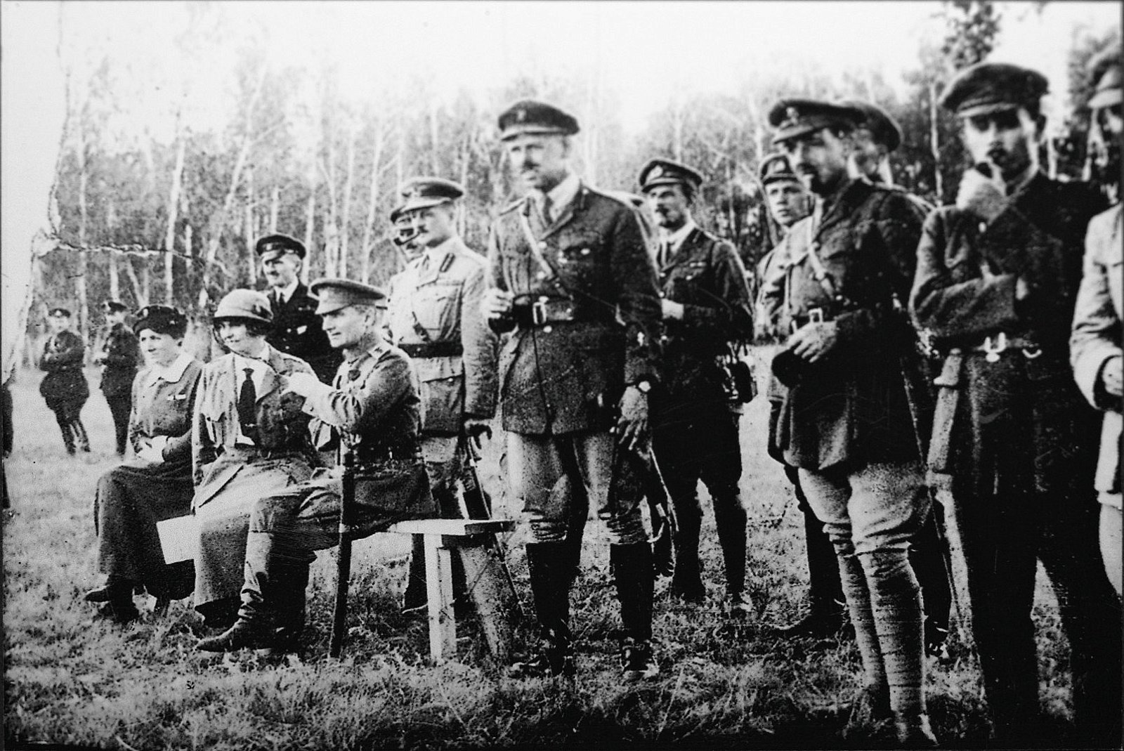 Адмирал А. В. Колчак и А.В. Тимирева (сидят), глава британской миссии генерал А. Нокс и английские офицеры на учениях. Восточный фронт, 1919 год. Фото: Государственный музей политической истории России