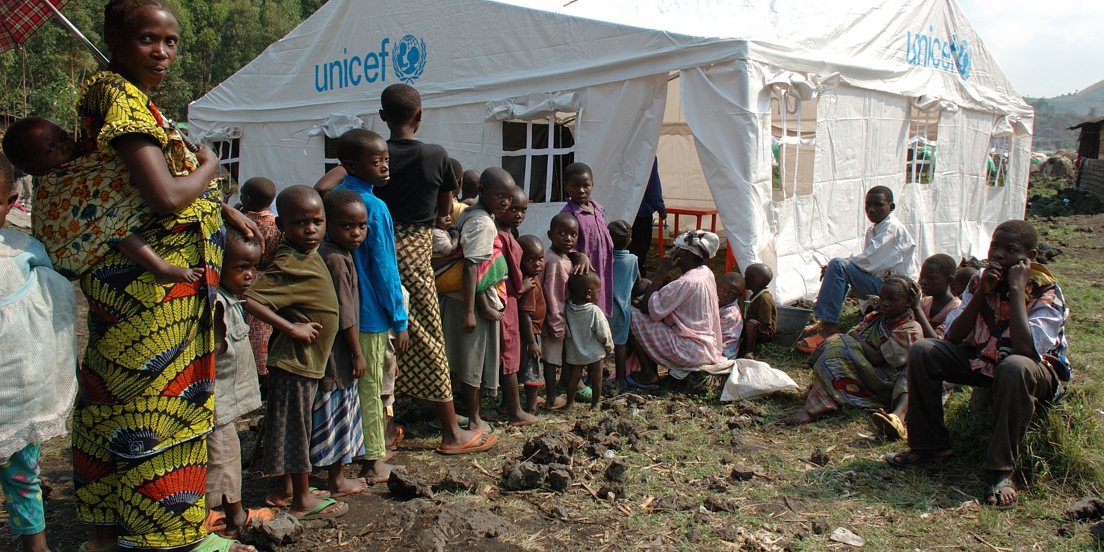 Лагерь UNICEF, где всех детей прививают от кори и матерей от столбняка новорожденных, Конго. Фото: Julien Harneis / Flickr