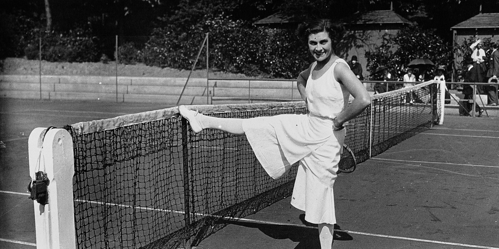 Мисс Альварес в кюлотах на стадионе Ролан Гаррос, 1931 год. Фото: Bibliothèque nationale de France