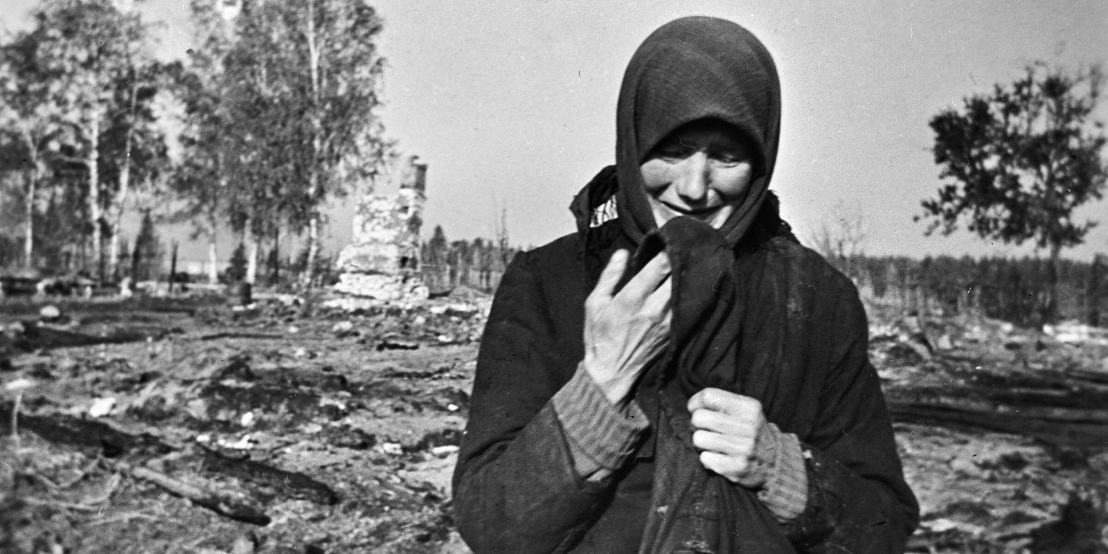 Жительница Калининской области плачет на пепелище своего хозяйства после освобождения от немецкой оккупации. Фото: Олег Кнорринг / РИА Новости