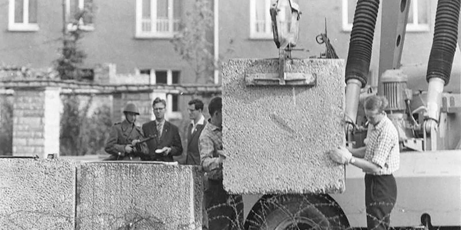 Строительство Берлинской стены, 1961 год. Фото: Helmut J. Wolf / Bundesarchiv 