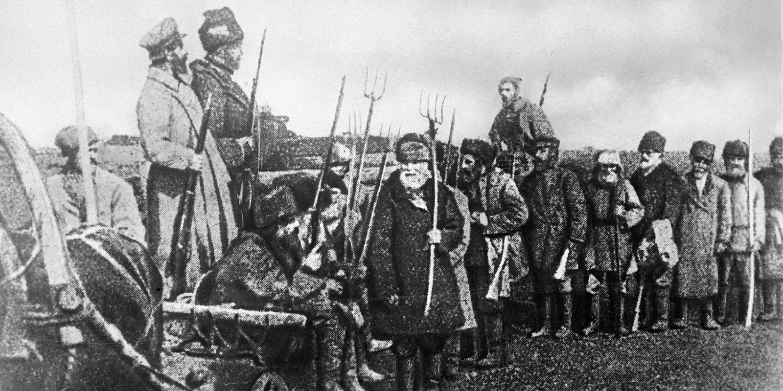 Крестьяне вооружены вилами, 1917 год. Фото: РИА Новости