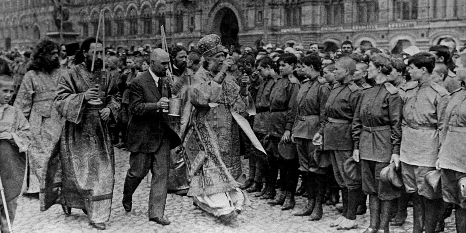 Патриарх Тихон благославляет бойцов женского 