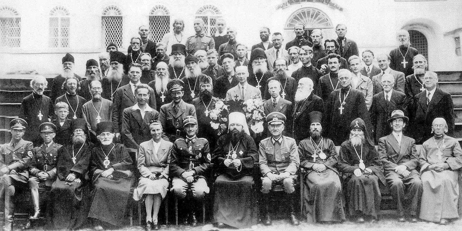 Монахи Псково-Печорского монастыря с архиереями Прибалтийского экзархата и немецкими военными и гражданскими чинами оккупационной администрации. Фото: общественное достояние