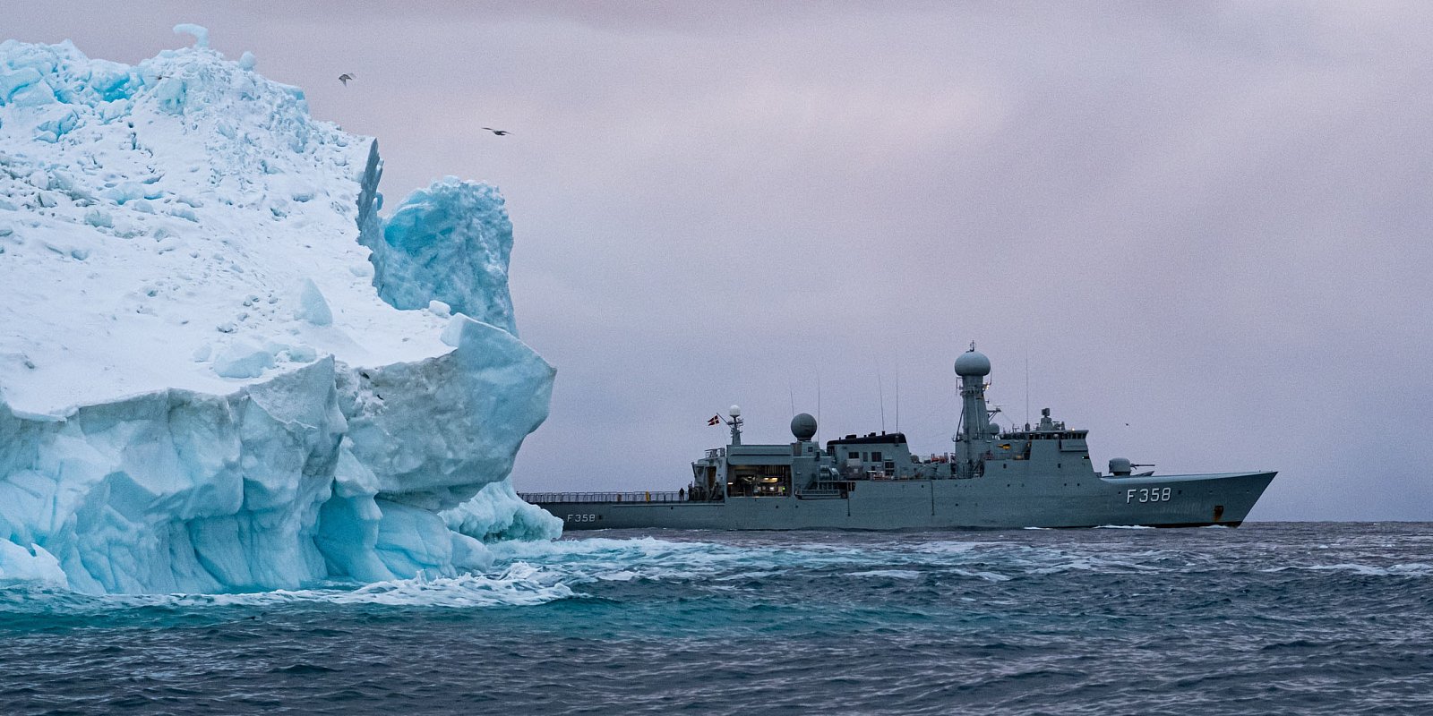 Фрегат Королевского флота Дании HDMS Triton во время патрулирования берегов Гренландии. Фото: NATO North Atlantic Treaty Organisation / Flickr