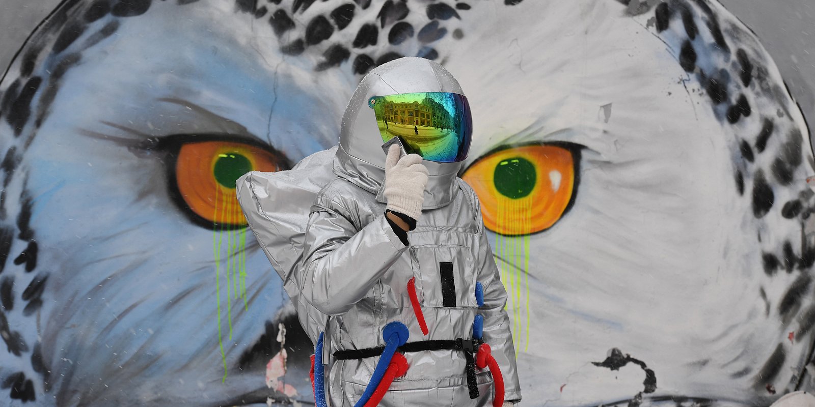 Человек в костюме космонавта говорит по телефону. Фото: Сергей Пятаков/РИА Новости