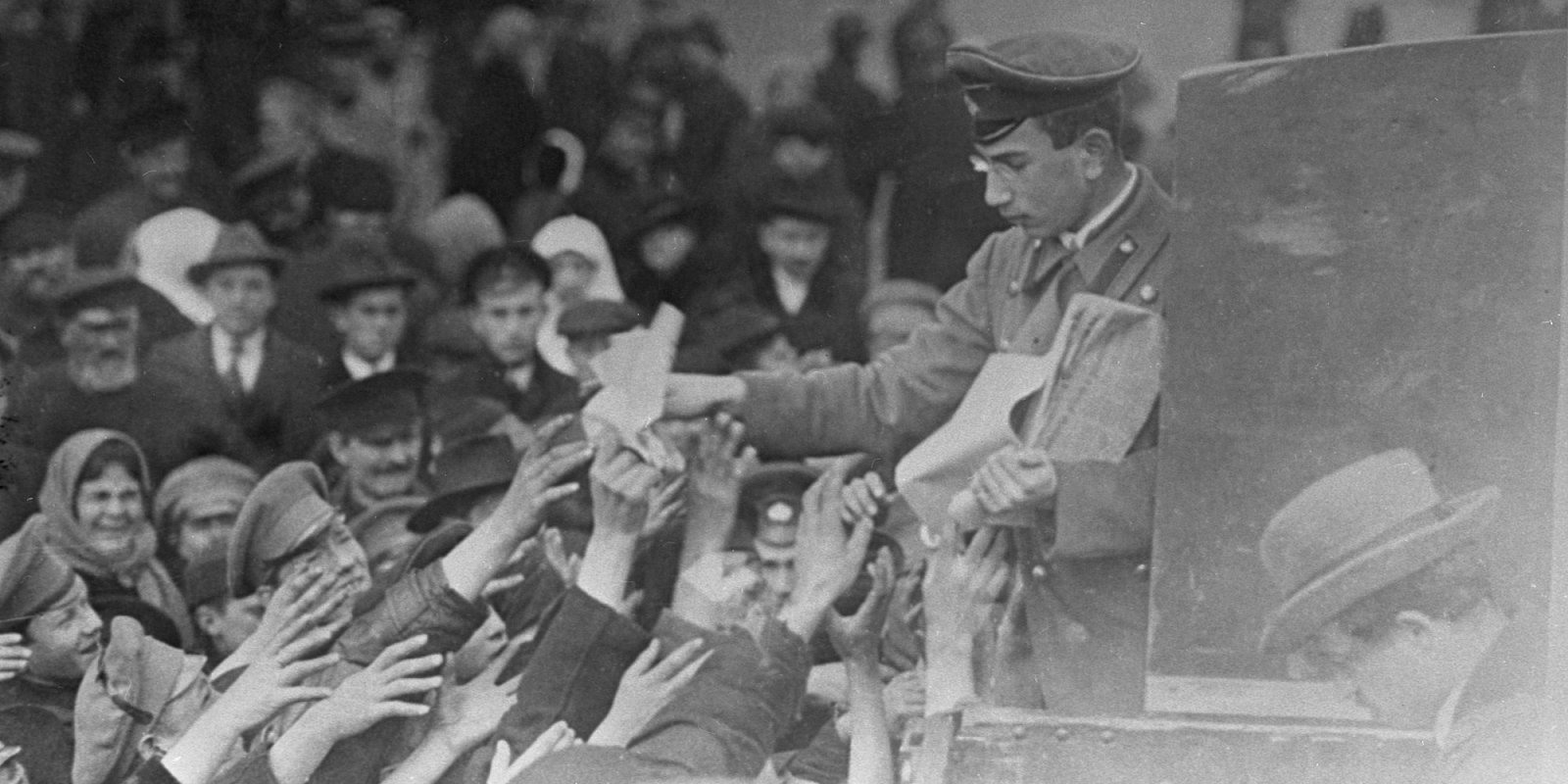 Раздача газет с призывом к революции на улицах города, октябрь 1917 года. Фото: РИА Новости
