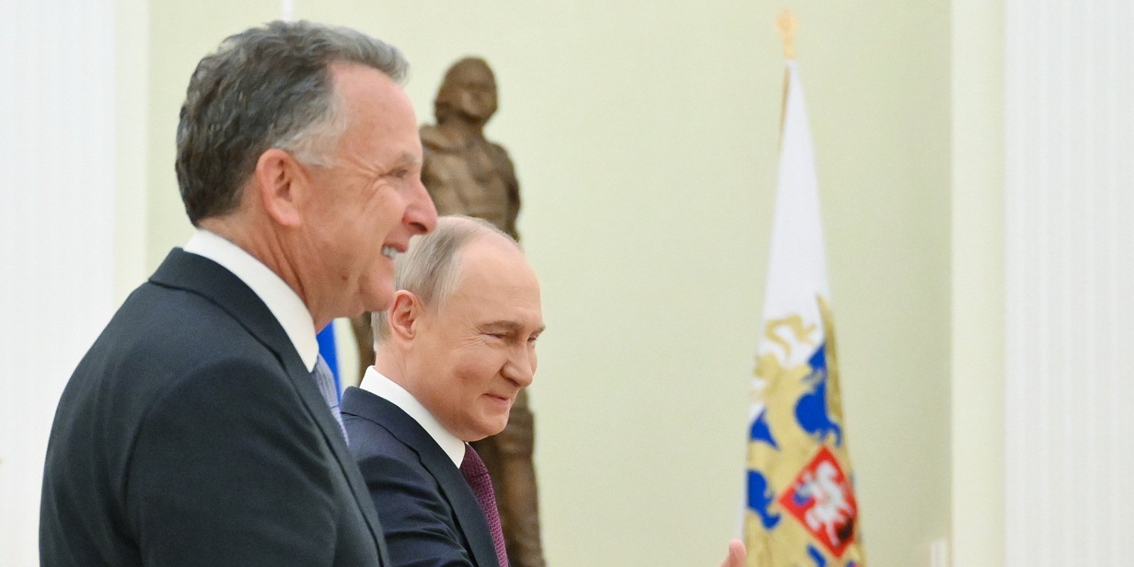 Президент РФ Владимир Путин и спецпосланник президента США Стивен Уиткофф (слева). Фото: Кристина Кормилицына / РИА Новости