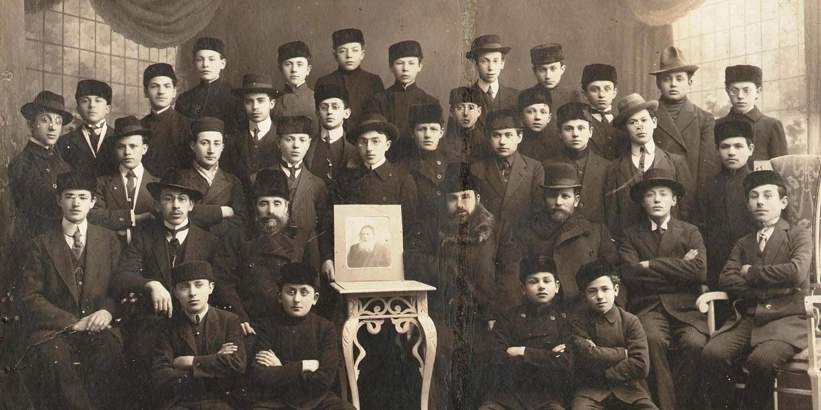 Преподаватели и ученики экспериментальной иешивы раввина Ицхака Яакова Рейнеса, 1923 год. Фото: vk.com/mievr