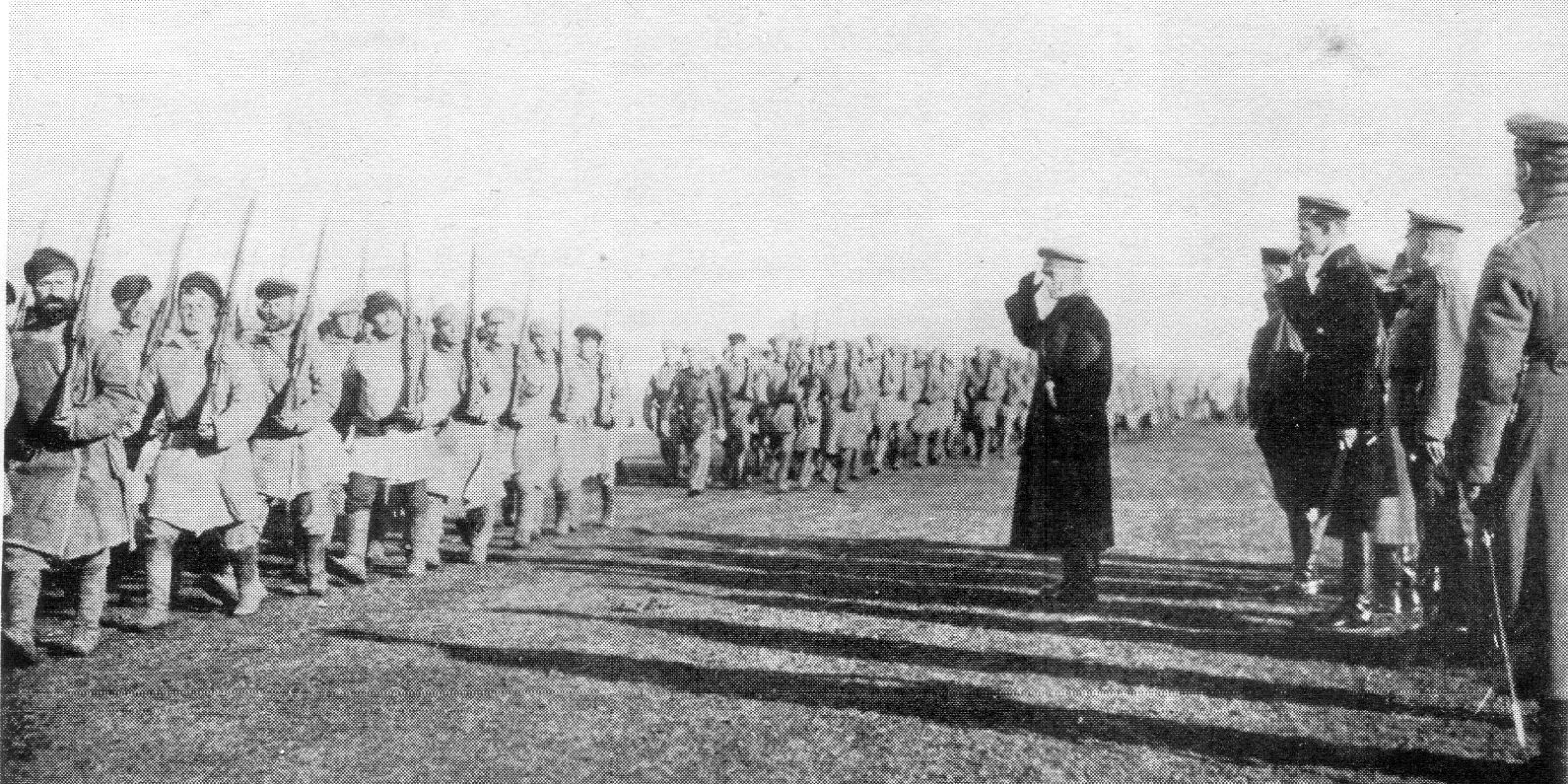 Адмирал Александр Колчак принимает парад войск около Тобольска, 1919 год. Фото: University of Pennsylvania press