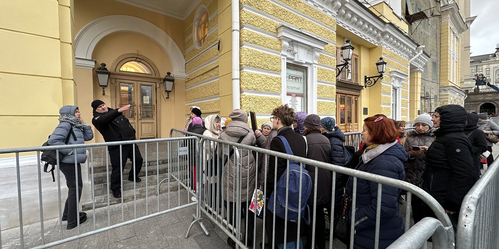 Очередь за билетами на балет «Щелкунчик» у Большого театра. Фото: Мобильный репортер / Агентство «Москва»