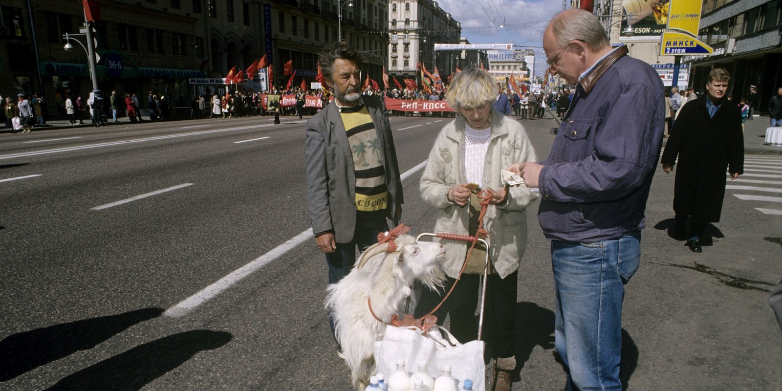Женщина, торгующая козьим молоком на Тверской улице во время празднования 55-ой годовщины Победы советского народа в Великой Отечественной войне 1941-1945 года. Фото: Александр Поляков / РИА Новости
