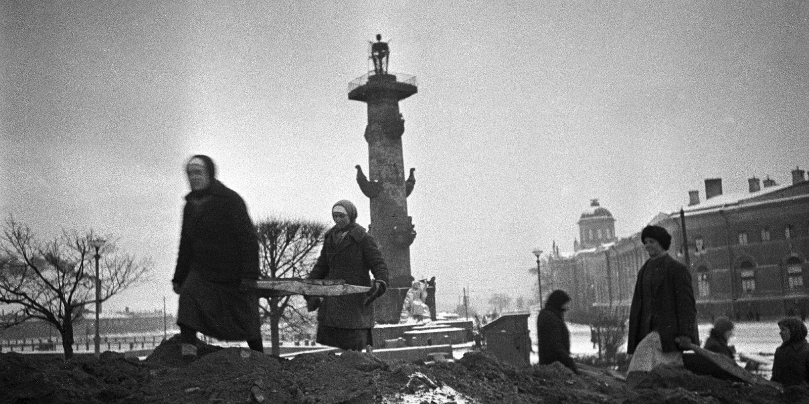 Гражданское население ведет строительство оборонительных сооружений на стрелке Васильевского острова. Фото: Давид Трахтенберг / РИА Новости