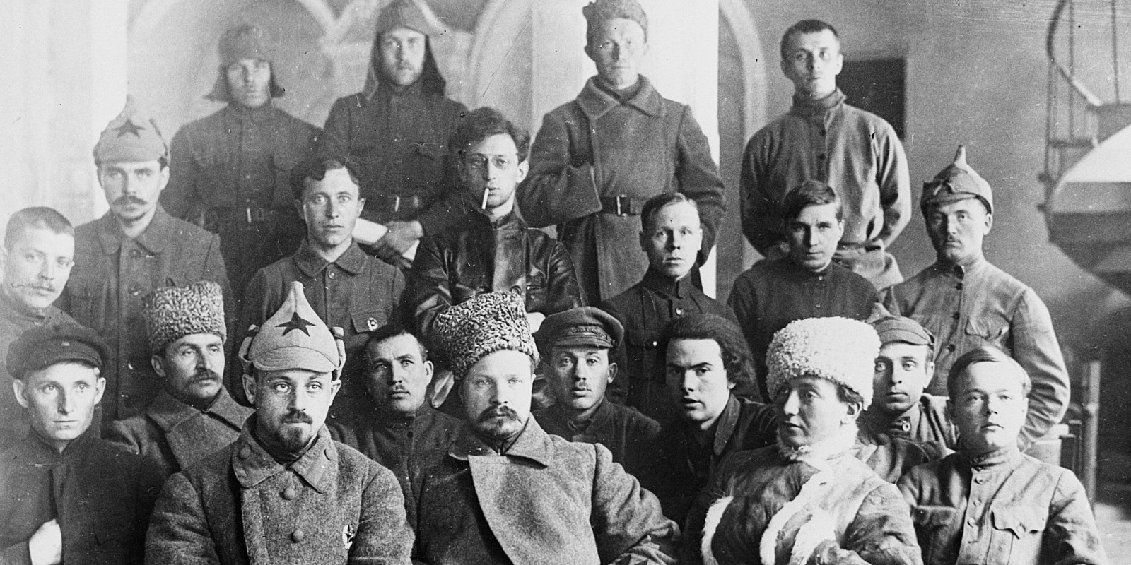 Михаил Фрунзе (в центре) в группе делегатов Харьковской парторганизации на Х съезде Российской коммунистической партии (большевиков), 1921 год. Фото: РИА Новости