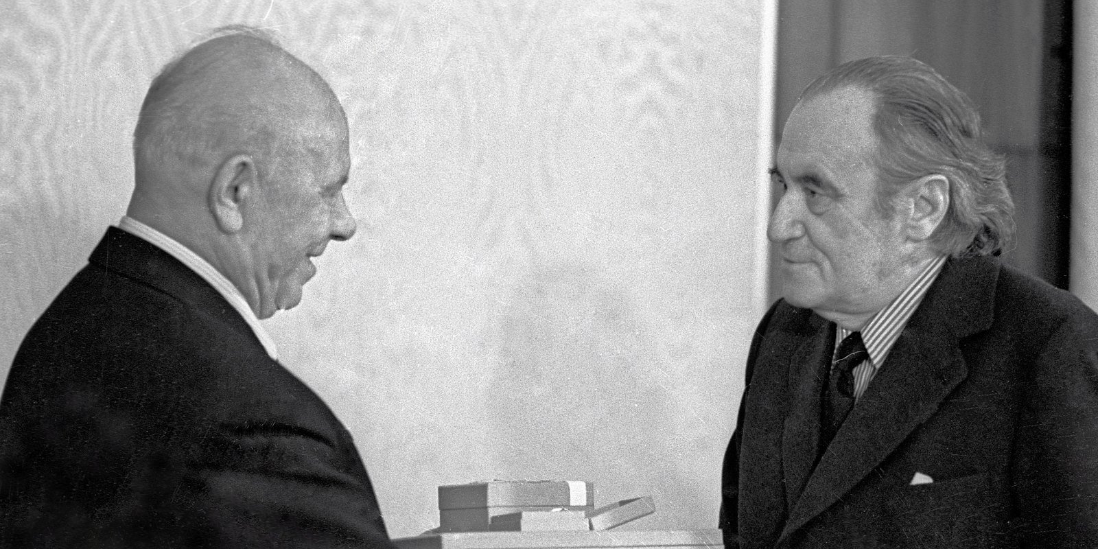 Председатель Президиума Верховного Совета СССР Николай Подгорный (слева) вручает орден Ленина и медаль