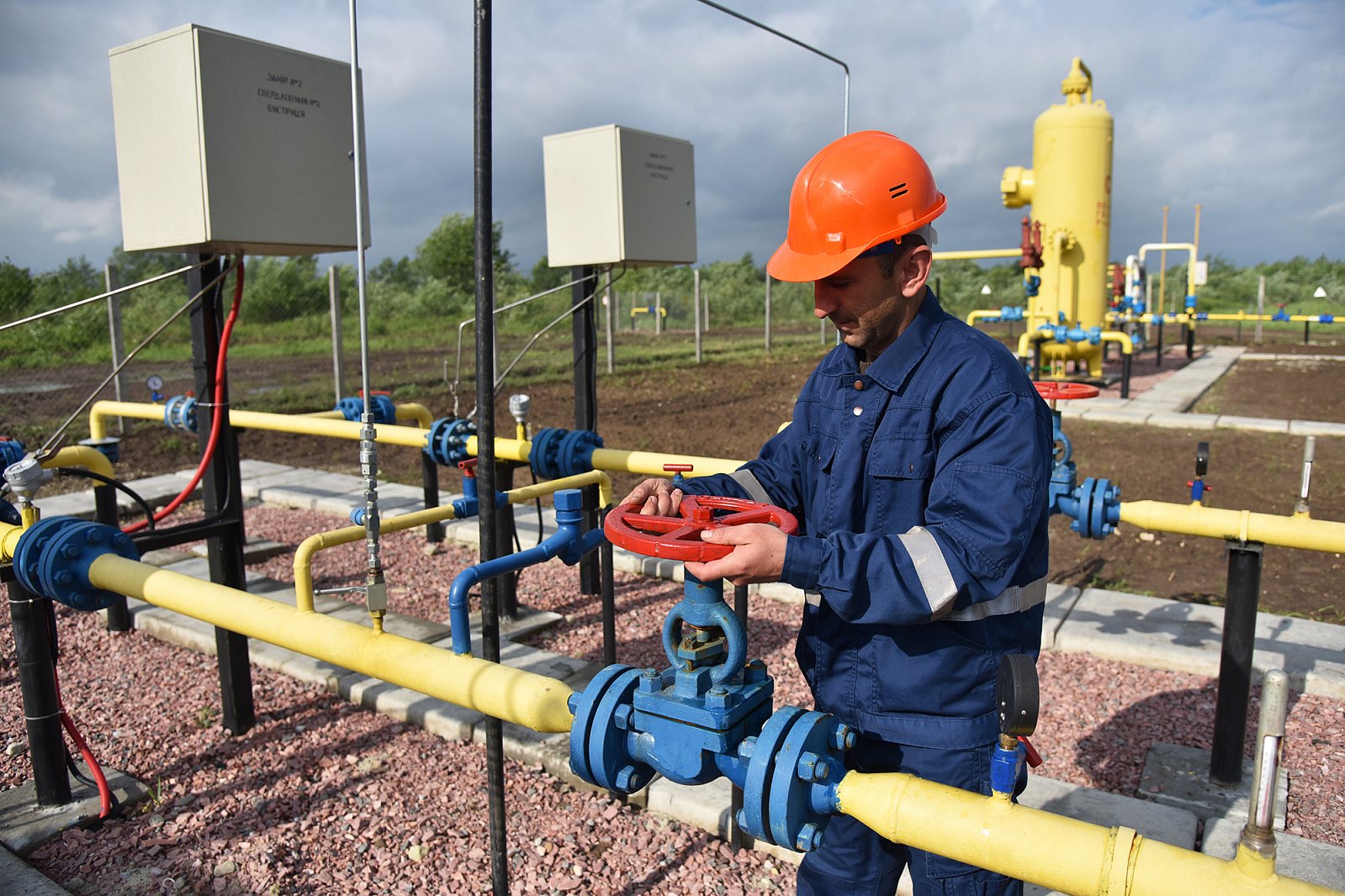 Рабочий на горном газовом месторождении в селе Городковка Дрогобычского района Львовской области. Фото: Стрингер / РИА Новости