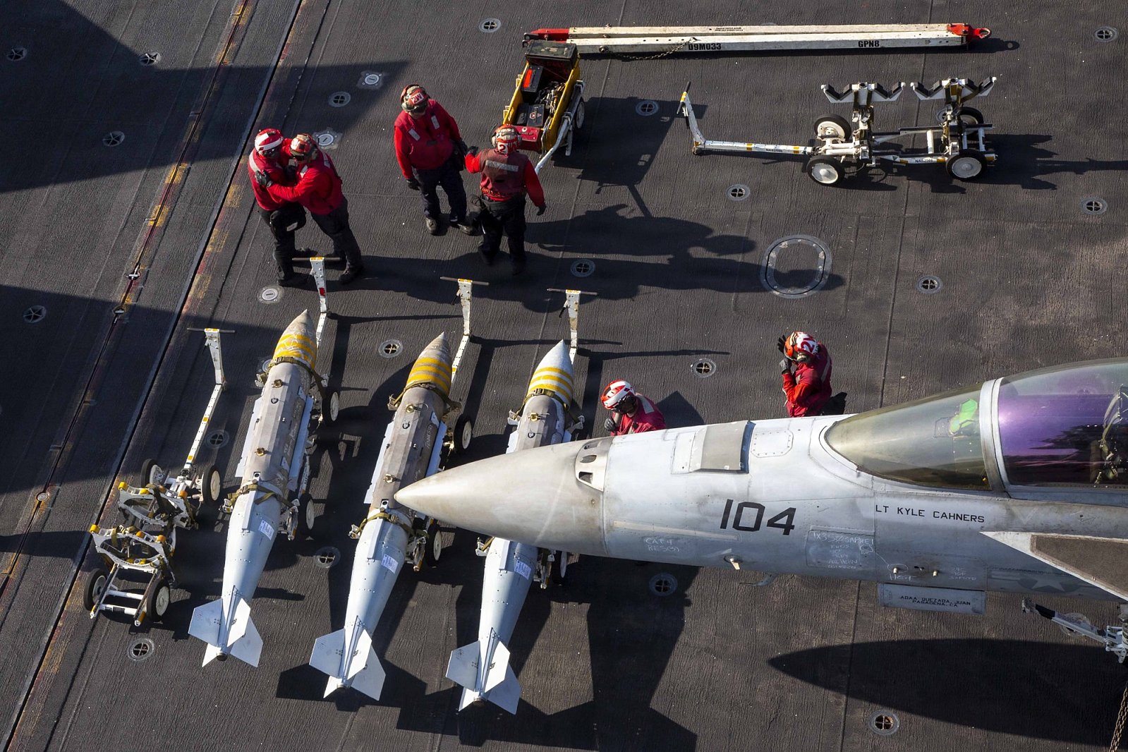 Американские моряки готовятся к погрузке боеприпасов на истребитель F/A-18F Super Hornet. Фото: U.S. Navy photo / dvidshub.net