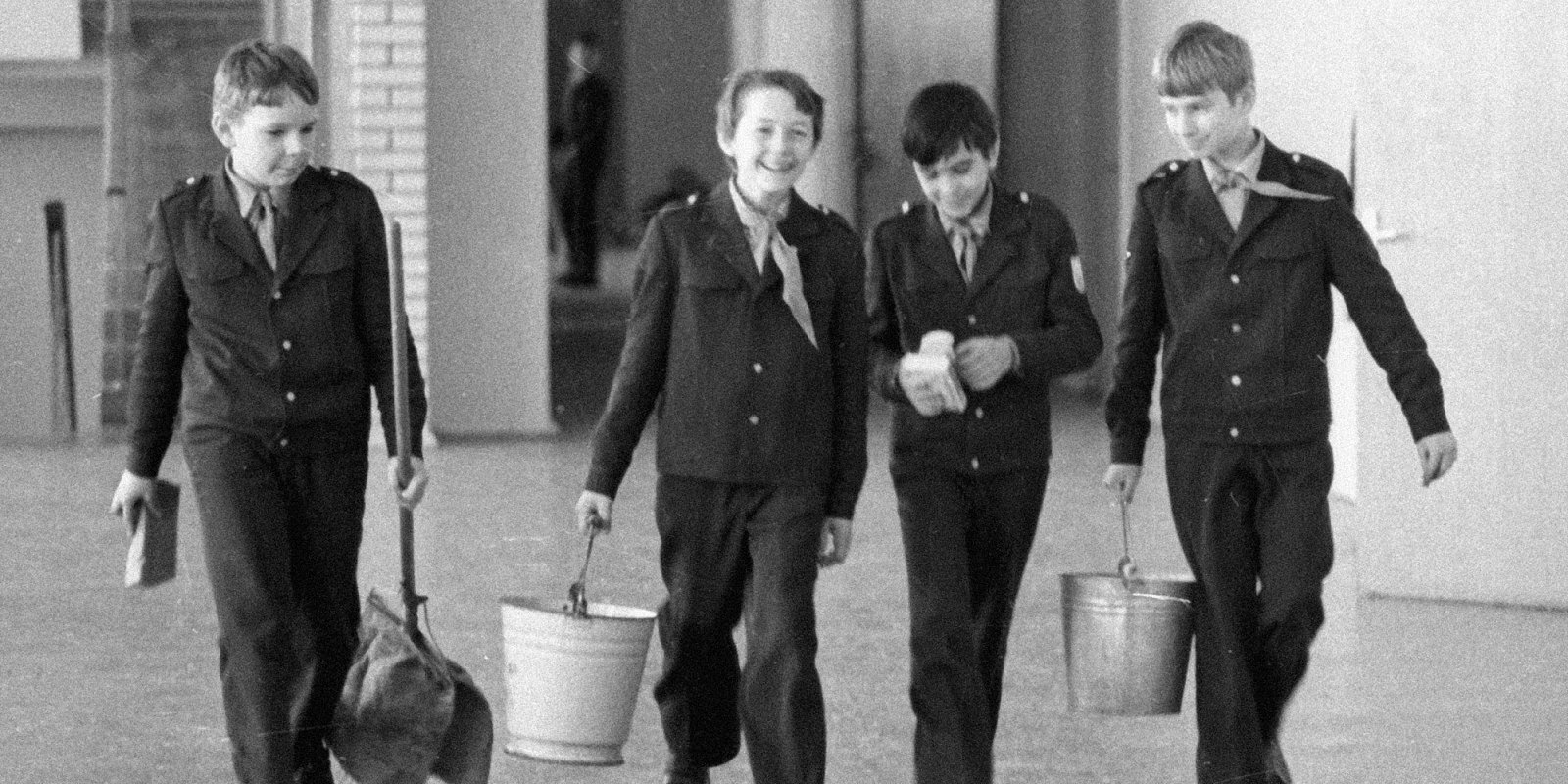 Ученики 402-й московской средней школы несут ведра после уборки класса. Фото: Владимир Федоренко / РИА Новости