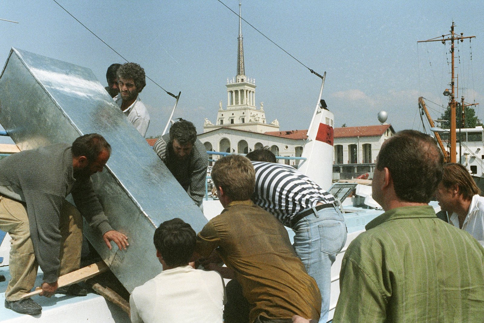 Жители Гудаутского района грузят цинковый гроб на катер, 1994 год. Фото: Дьячков / РИА Новости