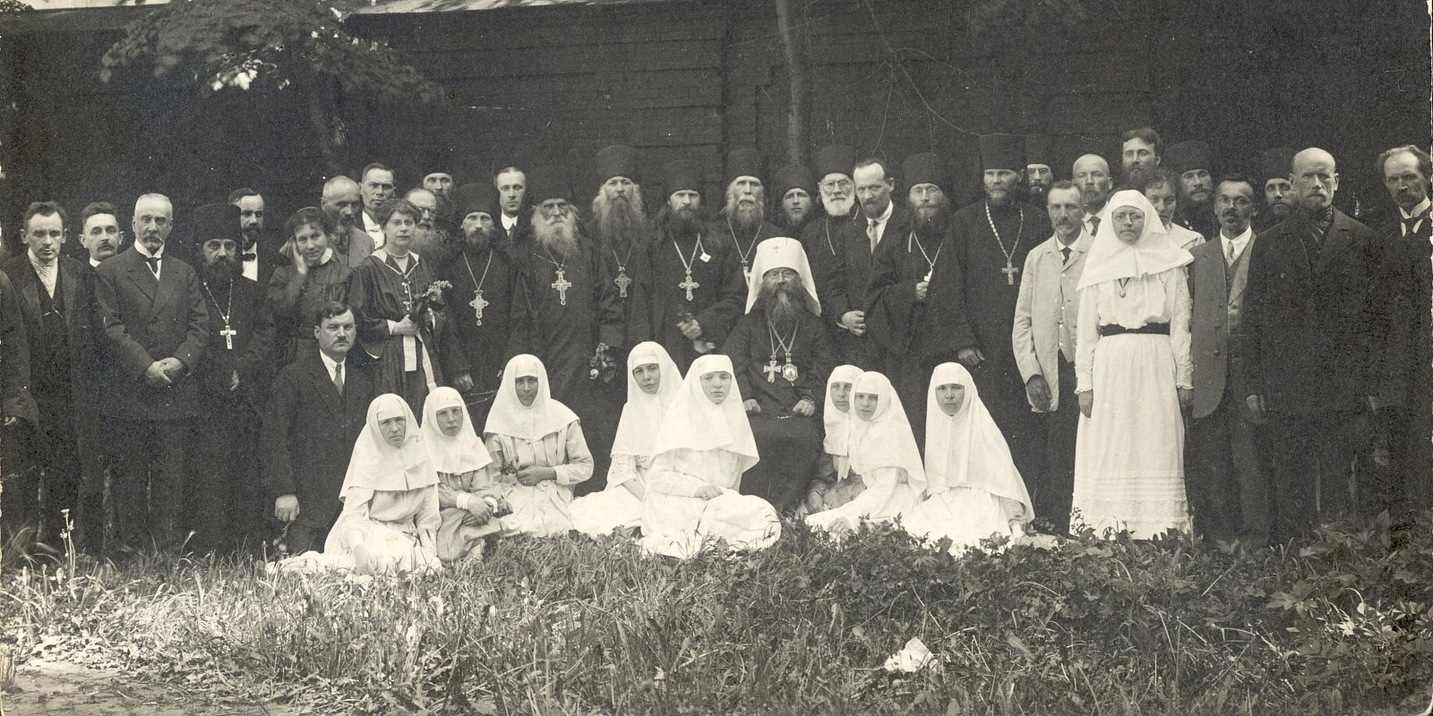 Члены приходского совета Александро-Невской лавры и Братства с митрополитом Вениамином. Фото: общественное достояние