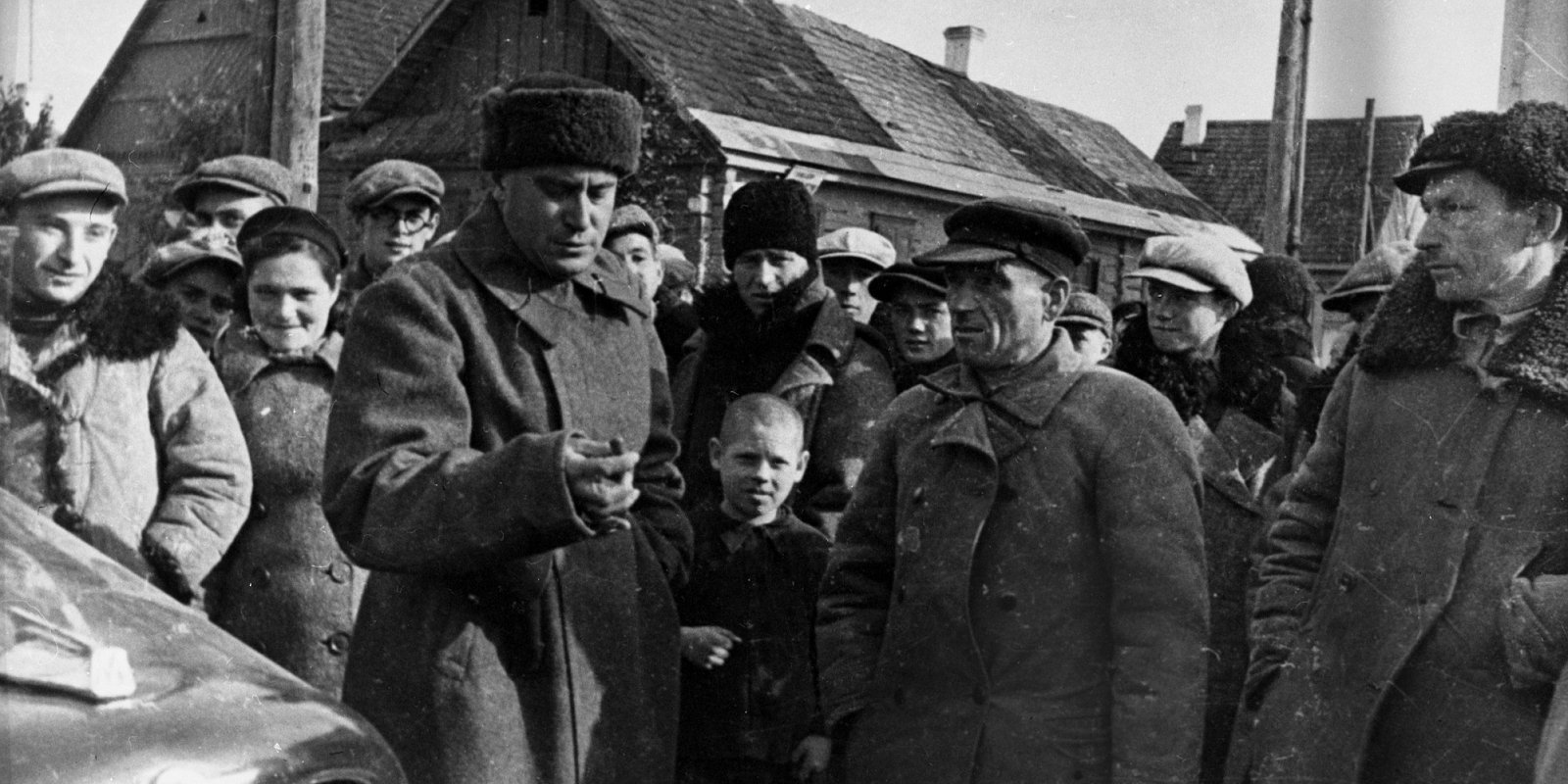 Писатель Валентин Катаев беседует с жителями города Сморгонь, Западная Белоруссия, 1939 год. Фото: Виктор Темин / РИА Новости